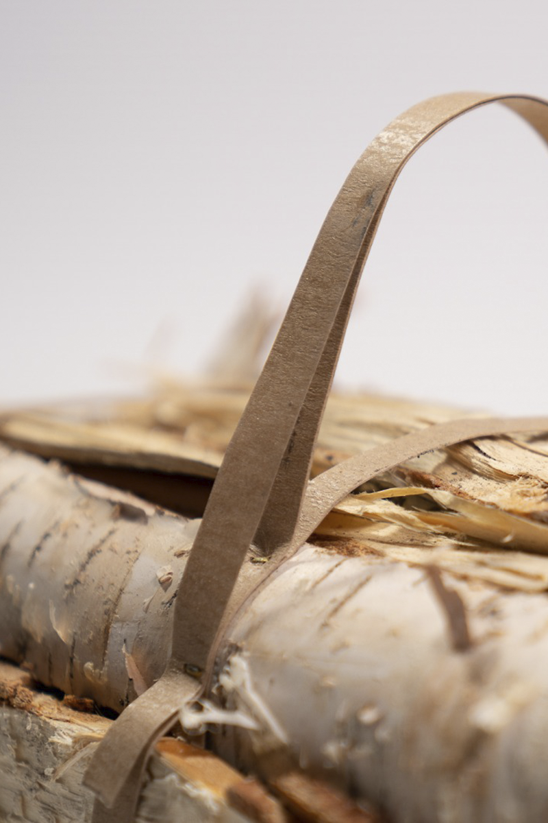 Klapinippu sidotaan kierrätettävällä paperinauhalla.